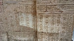 Muro con jerogl&iacute;ficos en Kom Ombo