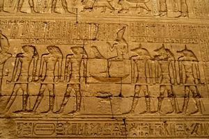 Horus y Anubis llevan al Fara&oacute;n
