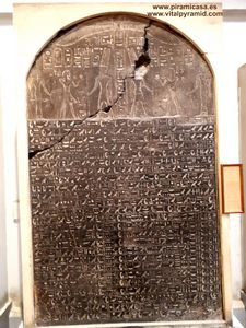Estela jerogl&iacute;ficos en granito Museo del El Cairo