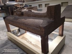  tapa sarc&oacute;fago granito Museo del El Cairo