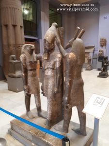 Fara&oacute;n o sacerdote con Horus y Set  Museo del El Cairo