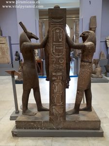 conjunto escult&oacute;rico Set Horus y sacerdote Museo del El Cairo