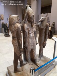 Horus y Set con el Sacerdote  Museo del El Cairo