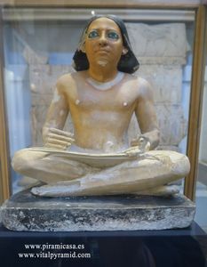 Escriba estatua en madera Museo del El Cairo