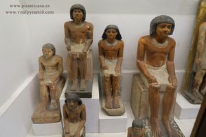 Estatuas de madera familiar en Egipto Museo del El Cairo