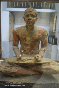 Estatua escriba en madera  Museo del El Cairo