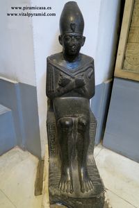 Estatua sacerdote granito con jerogl&iacute;ficos Museo del El Cairo