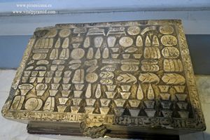 Tabla alqu&iacute;mica con jerogl&iacute;ficos Museo del El Cairo