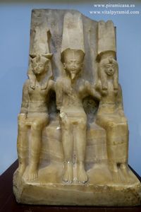Estatua familia del Fara&oacute;n Museo del El Cairo