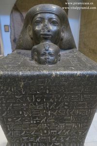 Estatua y jerogl&iacute;ficos Museo del El Cairo