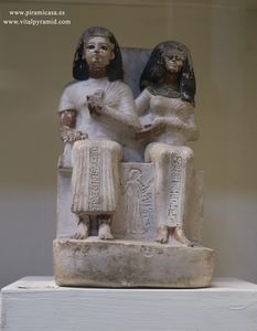 Fara&oacute;n o sacerdote con Horus y Set  Museo del El Cairo
