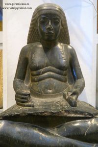 Escriba estatua Sacerdote  Museo del El Cairo