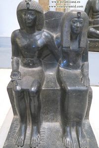 Escultura pareja en piedra Museo del El Cairo