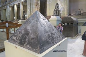 Piramidi&oacute;n pir&aacute;mide Museo del El Cairo
