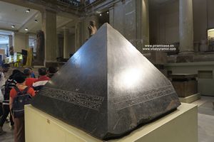 piramidi&oacute;n Museo del El Cairo