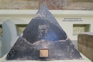 Piramidi&oacute;n grabado  Museo del El Cairo