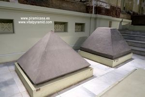 piramidiones granito en Egipto Museo del El Cairo