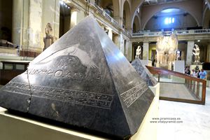 jerogl&iacute;ficos en piramide Egipto Museo del El Cairo