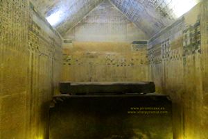 Interior Pir&aacute;mide de Unas