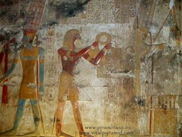 Dios Min entrega regalos