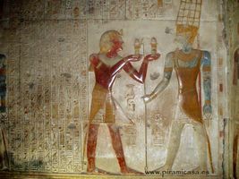 Osiris regala esencias al Sacerdote