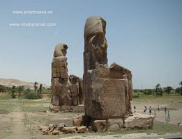 COlosos de Memnon Trasero