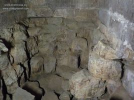 Pir&aacute;mide roja derrumbe en c&aacute;mara interior
