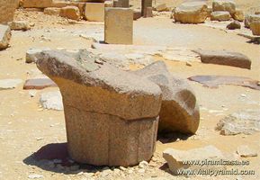 Capitel Granito en Saqqara