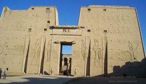 Frente del Templo de Horus, en Edfu