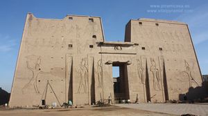 Frente del templo de Horus