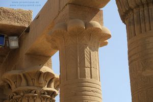 Capiteles y jerogl&iacute;ficos