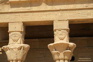 Jerogl&iacute;oficos Hathor en  Isla Filae