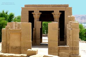 Templete en muro en Filae