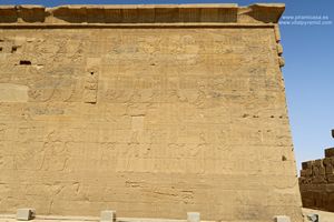 Muro jerogl&iacute;ficos en Filae