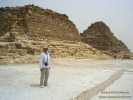 Gabriel SIlva entre pir&aacute;mides de  Egipto