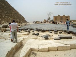 Suelo de basalta entre pir&aacute;mides de  Egipto