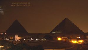 Pir&aacute;mides de Egipto de noche  en Guiza Egipto