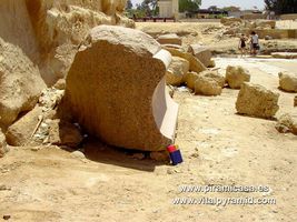 Trozo de cornisa de granito en Guiza, Egipto