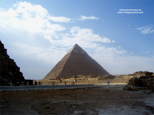 Gabriel SIlva entre pir&aacute;mides de  Egipto