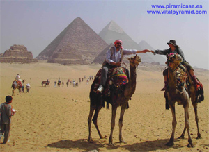 Suelo de basalta entre pir&aacute;mides de  Egipto