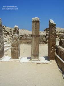 Columnas granito en Guiza  de  Egipto