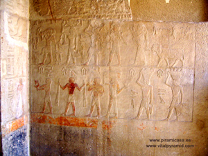 Bajo las  pir&aacute;mides en Guiza  pir&aacute;mides de  Egipto