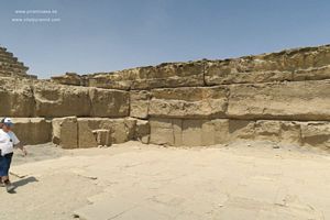 Megalitos entre pir&aacute;mides de  Egipto