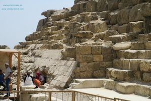Entrada pir&aacute;mide de Henutsen en Guiza, Egipto