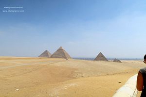 Pir&aacute;mides de Egipto  desde el desierto