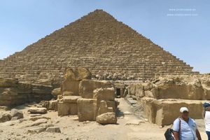 Mastabas entre pir&aacute;mides de  Egipto