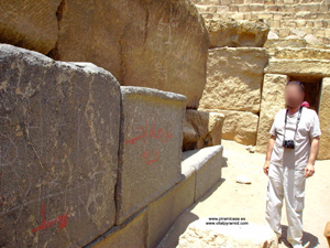 Bloques de Granito en  Gran Pir&aacute;mide de Micerinos en Guiza