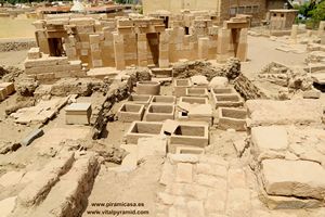 Raras construcciones en la  Isla Elefantina