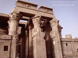 Horus e Isis Ense&ntilde;an jerogl&iacute;ficos en Kom Ombo