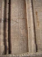 Columna egipcia  y jeroglificos en Kom Ombo